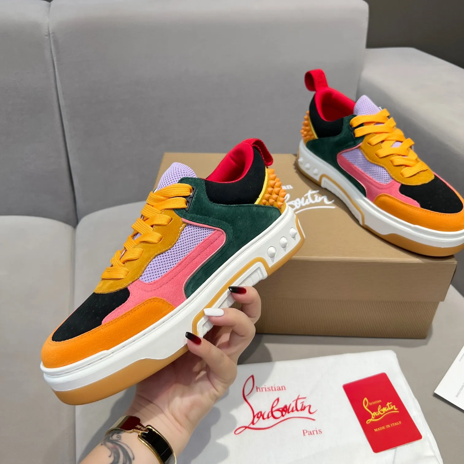 Men's shoes 💰700 🌹🌹🌹̋ Wang Junkai Yang Mi Zhang Jingyi Xu Kai Ding Chengxin Chen Muchi Wang Ziyi Same style Christian Louboutin 2024 [New product] ASTROLOUBI unisex thick-soled sneakers red-soled shoes perfectly integrate fashion and sports. The fabrics are made of luxurious calfskin, soft suede, smooth satin and laminated leather, and the back is decorated with classic rivets.  The interior is blended with a knitted tongue for added durability, breathability and quick-drying comfort.  The outsole is made of a combination of EVA foam and imported rubber, and the colorful CL iconic letters on the side of the outsole show the brand's unique style.  It is a ceiling-level comfortable skate shoe! ! !  Available in five colors, currently male sizes 39--45 and female sizes 35--40